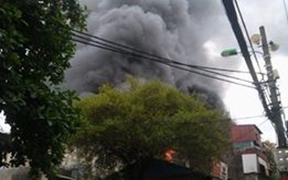 Cháy lớn tại xưởng ô tô, cột khói cao hàng trăm mét gây tắc đường