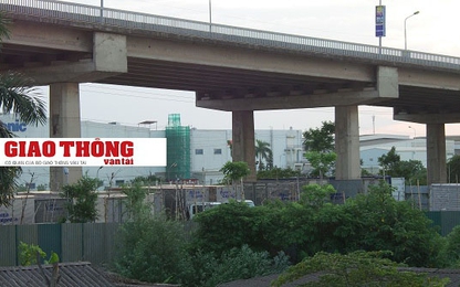 "Xẻ thịt" gầm cầu Bắc Thăng Long: Dân tự phát, chính quyền không lợi gì