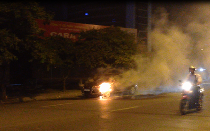 Xe của hãng Ford bốc cháy dữ dội trên đường phố Hà Nội