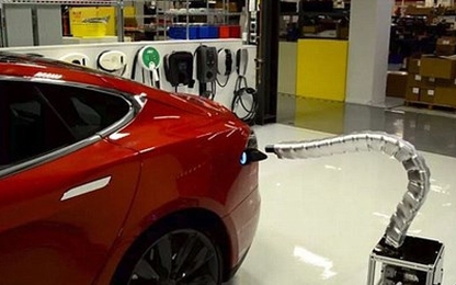 Tesla khoe video "rắn sạc xe điện"
