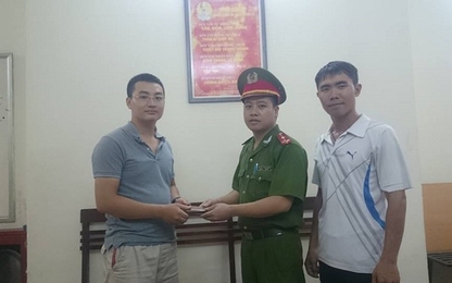 CSGT Hà Nội trả lại ví có 20 triệu đồng cho người dân
