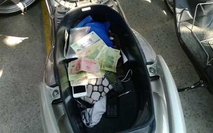 Phát hiện xe máy có 1,6 tỉ đồng trong cốp bị bỏ bên lề đường