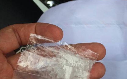 Mang "hàng nóng" đi chơi phố bị 141 sờ gáy còn cãi lý