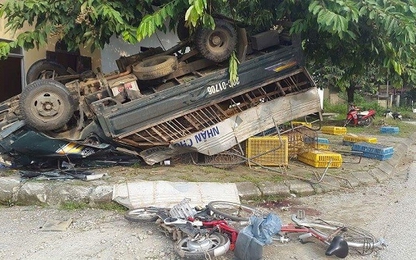 Bắc Kạn: 3 học sinh thương vong dưới gầm xe tải mất lái