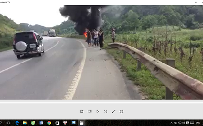 Lạng Sơn: Xe đầu kéo cháy dữ dội bên đường ray tàu hỏa