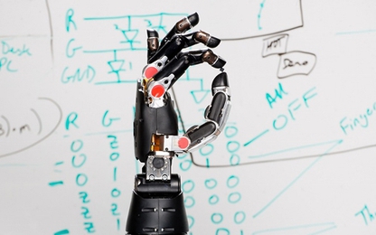 Phát triển thành công bàn tay máy giúp bệnh nhân cảm nhận và cử động