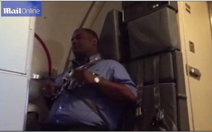 Nhân viên hàng không ngủ gật khi đang bay