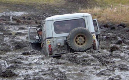 Lái ôtô vượt qua bùn lầy dễ dàng chỉ với 1 tấm gỗ