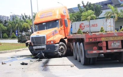 TPHCM: Container mất lái gây tai nạn liên hoàn