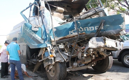 TPHCM: Xe bồn nát đầu vì đâm container