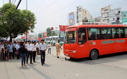 Xe Phương Trang gây tai nạn cuốn xe máy vào gầm