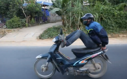Quái xế lái xe máy bằng chân chạy 80 km/h trên quốc lộ