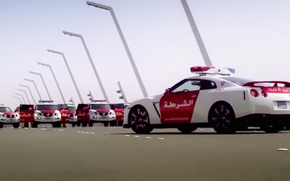 Cảnh sát Abu Dhabi làm phim hành động rượt xe để chứng tỏ sức mạnh