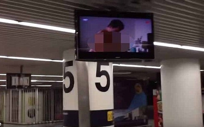 Hành khách "đỏ mặt" vì TV ở sân bay bỗng phát phim "nóng"