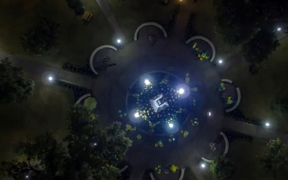 Video hyper-lapse thành phố sống động về đêm quay bằng drone