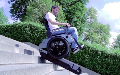 Xe lăn lai xe tăng giúp người khuyết tật leo cầu thang