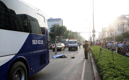 Băng qua dải phân cách, người đàn ông bị xe khách cán tử vong