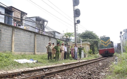 Đi bộ trên đường sắt, người phụ nữ bị tàu cán tử vong