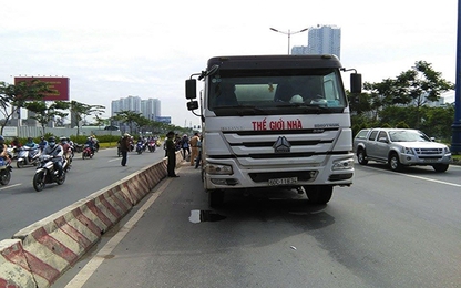 Chạy vào làn ô tô, 2 nữ sinh viên bị xe bồn cán tử vong