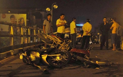 Hà Nội: Tài xế taxi nhảy cầu 5m sau khi gây tai nạn liên hoàn