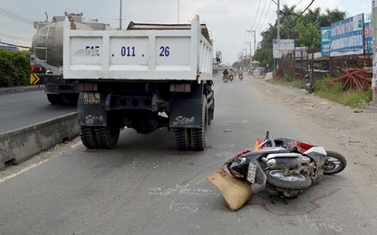 Va chạm với xe ben, vợ tử vong, chồng và con gái bị thương