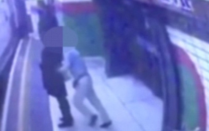 Sốc với clip cô gái Hồi giáo bị đẩy lao vào tàu đang chạy