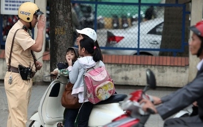 Xử lý nghiêm hành vi không đội MBH cho trẻ khi tham gia giao thông