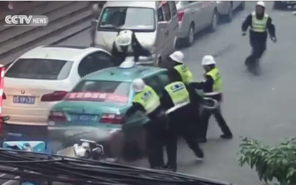 5 cảnh sát "chồm" lên nắp capo để vây bắt taxi điên