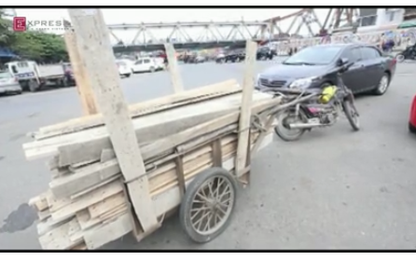 Xe máy chở hàng cồng kềnh chạy trốn cảnh sát
