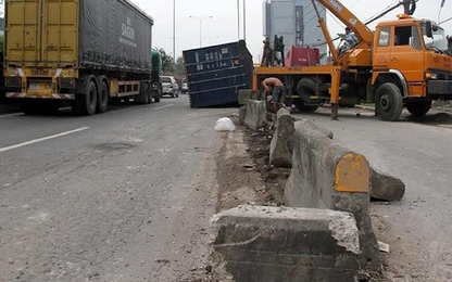 Xe container tông hơn 40m dải phân cách, người đi đường hoảng hồn tháo chạy