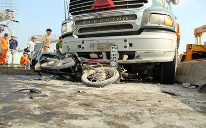 Mất lái "ôtô điên" đâm hàng loạt xe máy đang chờ đèn đỏ