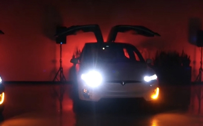 Xe điện Tesla Model X trình diễn theo nhạc để chào mừng giáng sinh