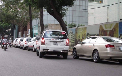 Giá xăng giảm liên tiếp, cước taxi vẫn đứng yên