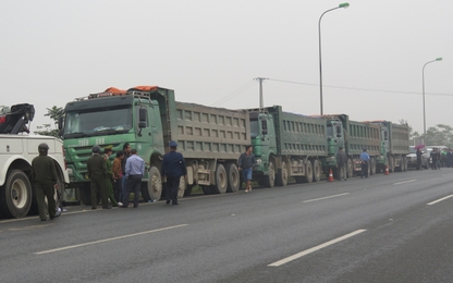 Cắt thành thùng 5 xe "hổ vồ" chở quá tải ngay trong đêm