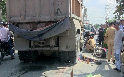 Trên đường đi đón con, 2 vợ chồng tử vong dưới bánh xe ben