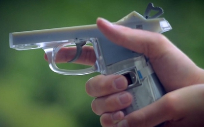 Teen Mỹ phát minh ra súng thông minh kích hoạt bằng vân tay