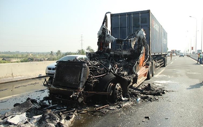 Container bốc cháy trên cao tốc Long Thành – Dầu Giây, tài xế thoát chết