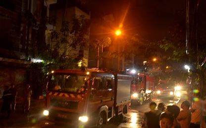 TP.HCM: 3 người thoát chết khỏi đám cháy lúc nửa đêm
