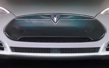 Xe tự hành của Tesla Model S được điều khiển bằng điện thoại