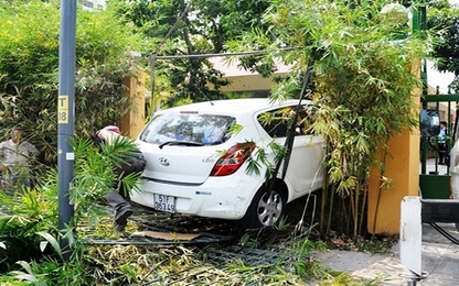 Xe mất lái húc bay tường rào Hải quan sân bay Tân Sơn Nhất