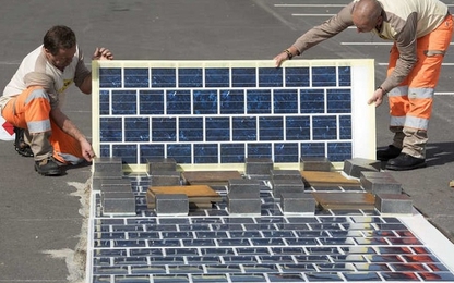 Dầu rẻ giúp Pháp triển khai xây đường với các tấm năng lượng mặt trời