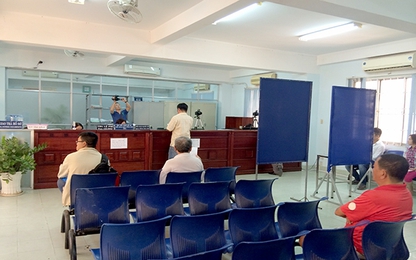 Nhiều người ra về "trắng tay" trong ngày đầu cấp GPLX quốc tế