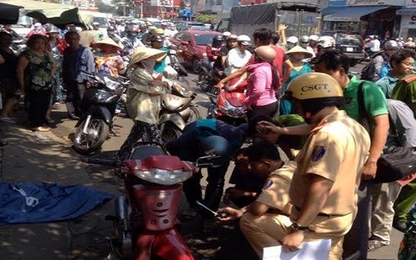 TP.HCM: Người đàn ông chạy xe ôm chết bất thường trên vỉa hè