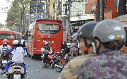 Bất chấp lệnh cấm, xe khách vẫn tung hoành trên các tuyến phố nội đô