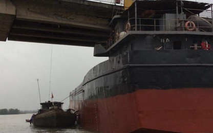 Cấm lưu thông qua cầu An Thái sau khi bị tàu 3.000 tấn đâm hỏng