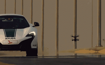 Máy bay drone đua với siêu xe McLaren