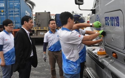 Thí điểm gắn thiết bị phản quang trên phương tiện vận tải tại Hải Phòng