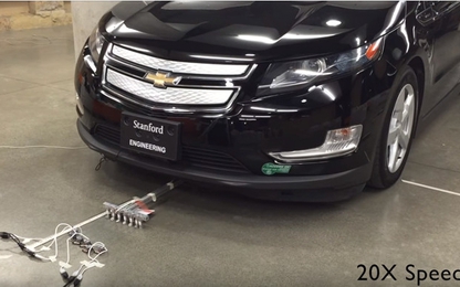 Video: 6 robot nhỏ kéo một chiếc xe nặng gần 2 tấn