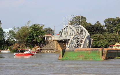 Lãnh đạo Bộ GTVT trực tiếp xuống hiện trường chỉ đạo vụ sập cầu Ghềnh