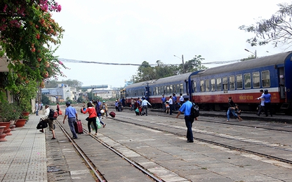 Hơn 700 hành khách được trung chuyển đến ga Sóng Thần bằng đường sắt